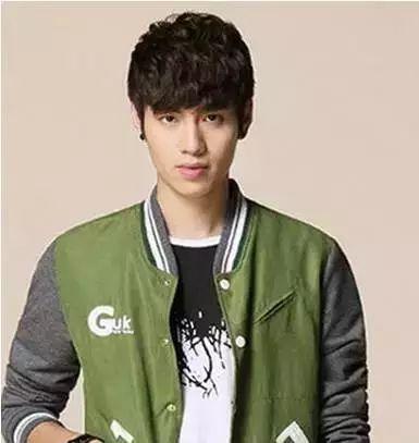 很显个性感的一款时尚男生发型图片,以浅色系的黄色染发颜色为主,而