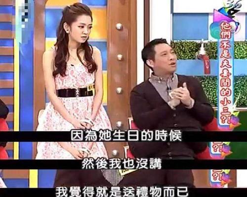 三人一起去看舞台剧,杨千霈希望屈中恒坐中间啦↓
