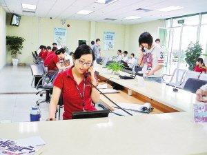 富士康关爱中心工作人员正在接听热线