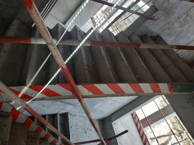 东挂楼梯挡脚板位置过低,整挂都一样