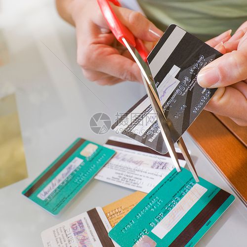 女人剪信用卡