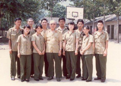 1985年中岳蛤蟆头下与周世忠司令员合影的老战友们