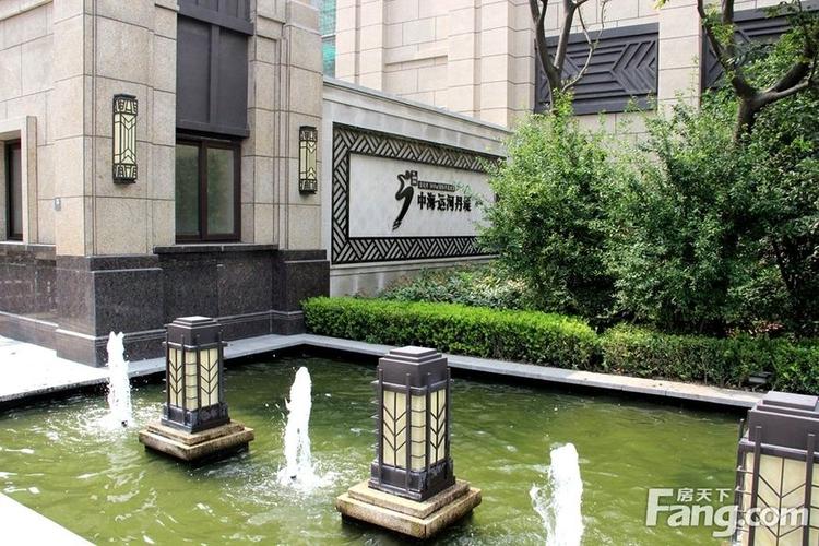 中海运河丹堤小区大门处喷泉实景图(2015-07-22)-扬州