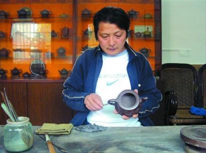 李建军的工作室就设在家中,夫妻两人都是当地小有名气的 紫砂高手,年
