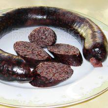 采用猪肠,大米,糯米,鲜猪血和时蔬调味制作而成.营养丰富.