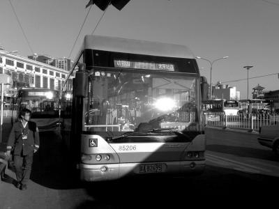 北京103路双源无轨电动公交车.(资料图片)