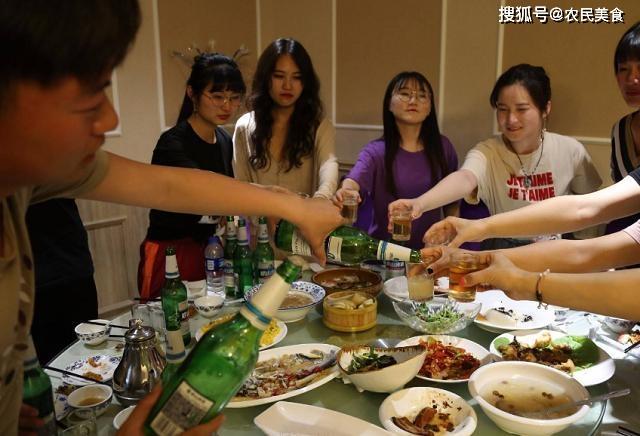 聚餐时,喝酒是少不了的,不过有些人可能是开车来吃饭的,所以就得考虑