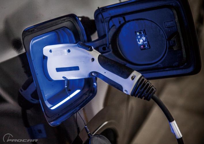 原因在于bmw i3的锂离子电池组平铺于车辆地板以下,获得了较低的重心