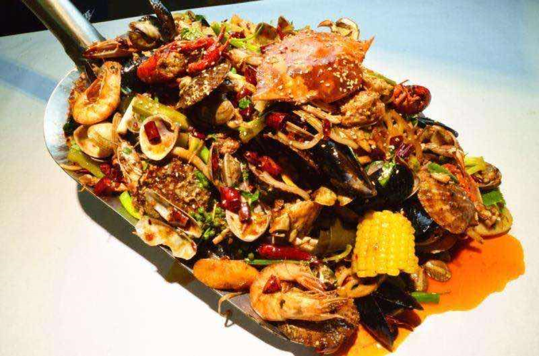 平常动作敏捷的小哥哥在大铁锹海鲜面前