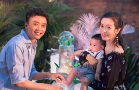 两人婚后也非常恩爱,有一个可爱的儿子,李晟和李佳航给儿子的小名取为