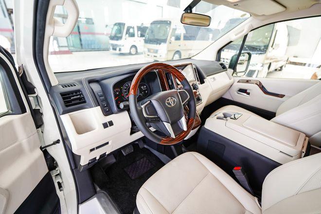 进口丰田海狮改装升级商务车内饰棒棒的