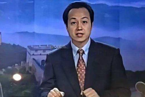 罗京  