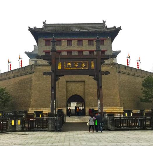 南门城墙位于西安市中心,城墙平面呈横长方形