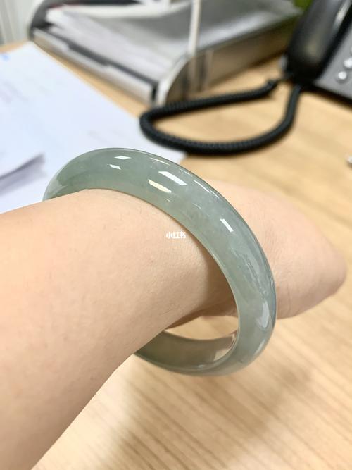 蓝水翡翠手镯,光线不同感受不同_翡翠手镯_翡翠_蓝绿色_基金_翡翠蓝水