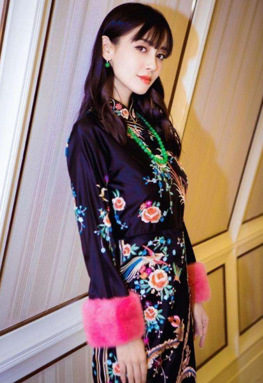 baby穿复古旗袍拍写真,当她坐下那一刻,才知啥叫"仪态