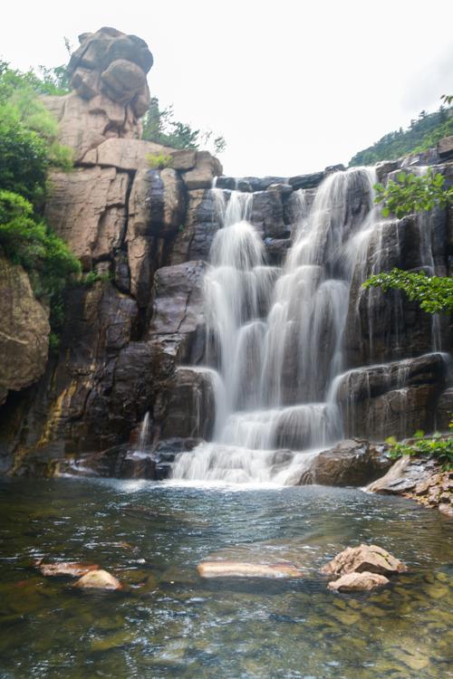 北九水,是位于青岛市的一处自然景观,属于我国5a级风景区,以其丽山