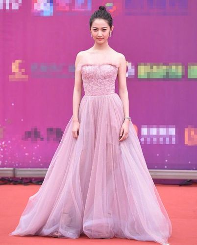 女星齐穿抹胸,关晓彤裙子勒太紧,她的排骨