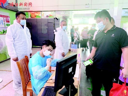 张志强(左一)和工作人员一起在潍坊汽车总站排查来潍人员.