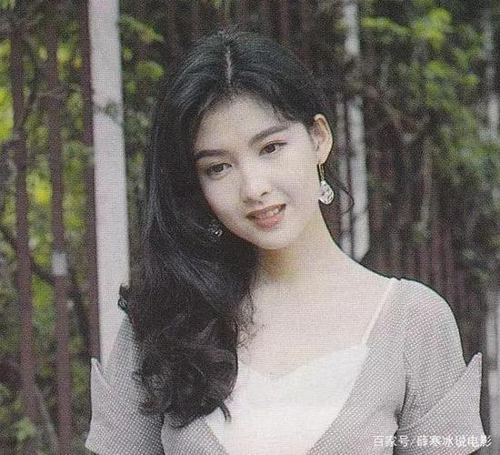 插足周慧敏,又与李嘉欣争豪门,却惨遭骗财骗色,今53岁仍单身