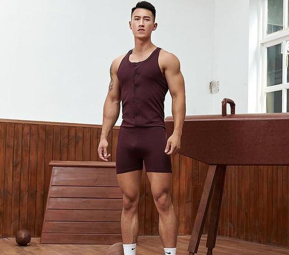 超有男人味的气质男生,倒三角身材,穿上连体健身服,太