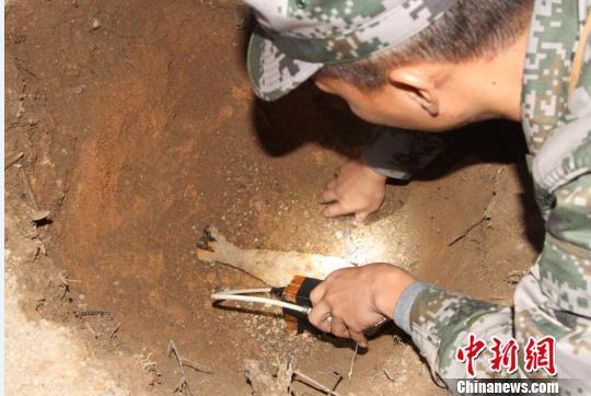 屯昌县大同镇试场村一处工地挖出一枚未爆炮弹,海南省军区某排爆部队