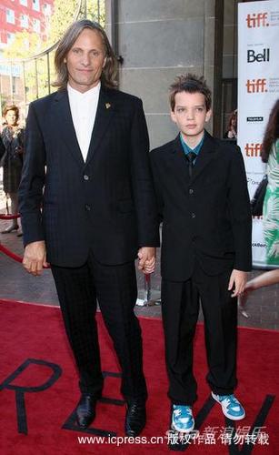 《末日危途》多伦多首映 维果-莫特森风度翩翩