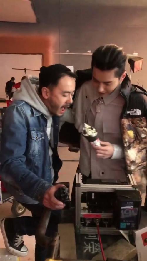 吴亦凡广告片场公然抢夺食物