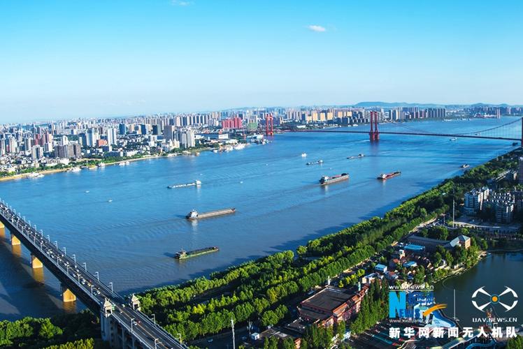 图为鸟瞰武汉长江大桥与武汉鹦鹉洲长江大桥(右). 新华社 熊琦 摄