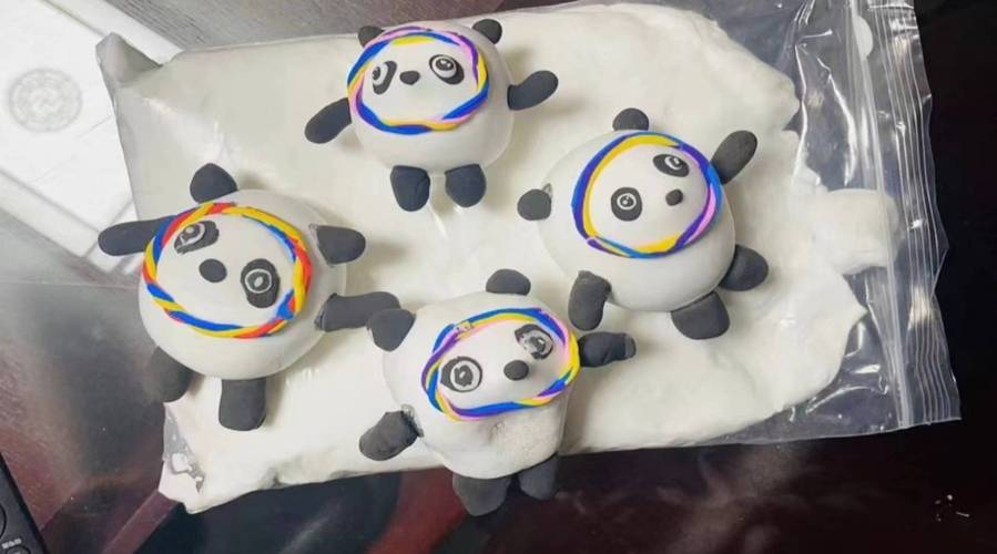 湖南长沙,手工老师小蝶在寒假冬奥会期间出了一期冰墩墩制作的视频