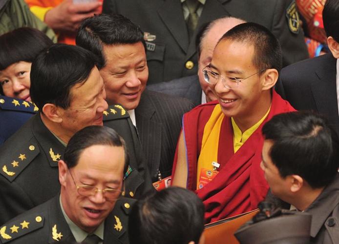 2012年两会,第十一世班禅额尔德尼·确吉杰布与其他委员交流(图片来源