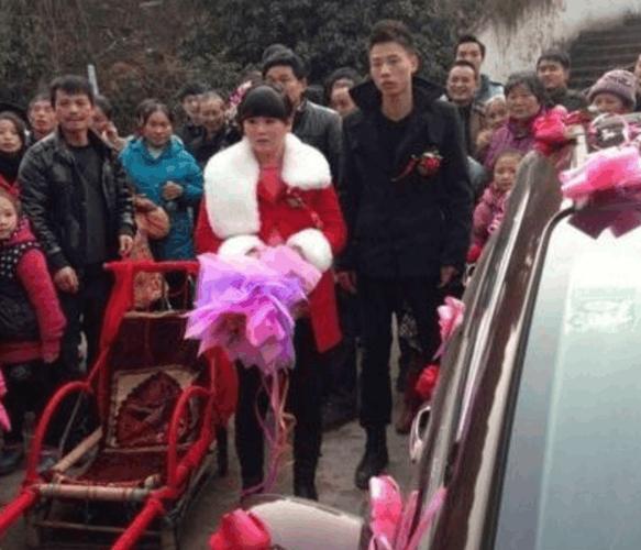 农村的一场婚礼, 看到新郎父亲的装扮, 让人生气