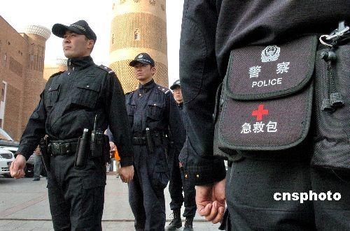 乌鲁木齐特警配最新警用装备街头巡逻