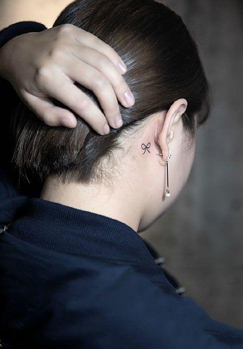 女子耳后蝴蝶结纹身图案