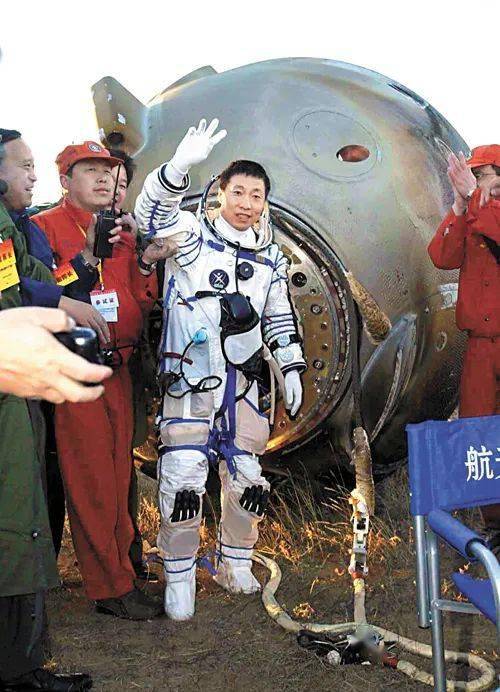 2003:中国首次载人航天飞行获得圆满成功