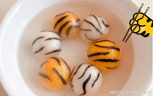 双色虎皮汤圆食材:糯米粉,胡萝卜,黑芝麻,红枣1:糯米粉加清水和成白