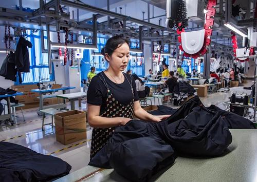 【摄影作品】扶贫车间制衣女工