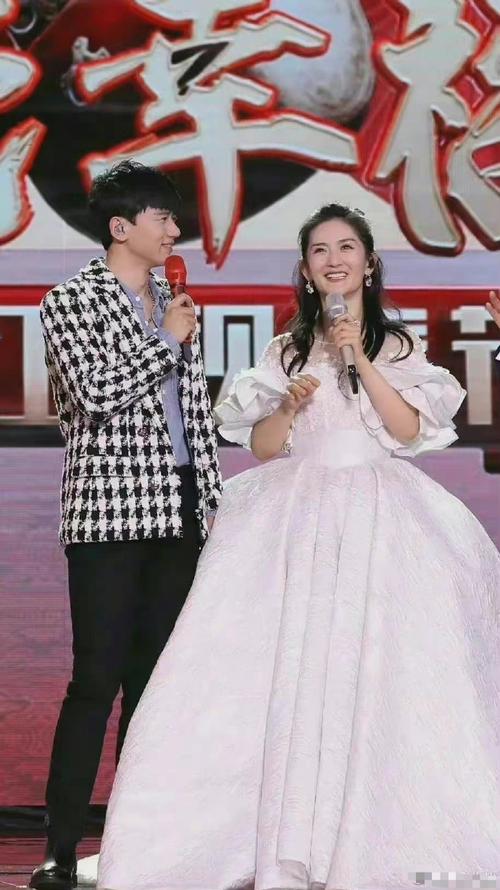 谢娜加盟东方卫视春晚#今年谢娜不跟03台玩儿了,带着张杰一起加盟