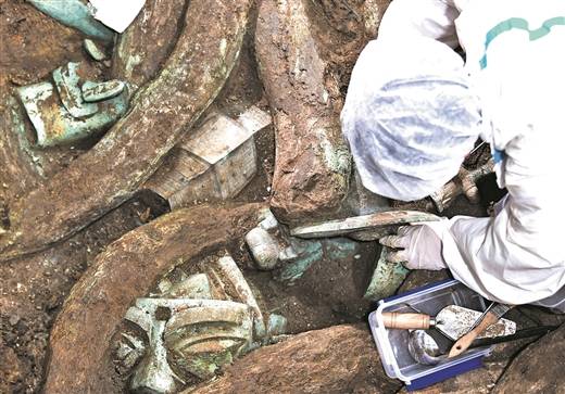 考古人员在四川德阳广汉市三星堆考古发掘现场8号"祭祀坑"内工作.