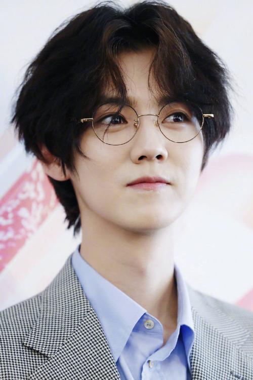 鹿晗俊美眼镜杀