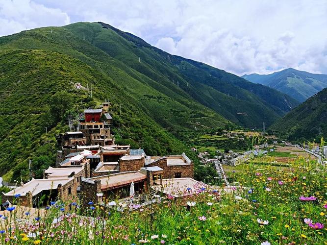 马尔康松岗柯盘天街文化旅游景区