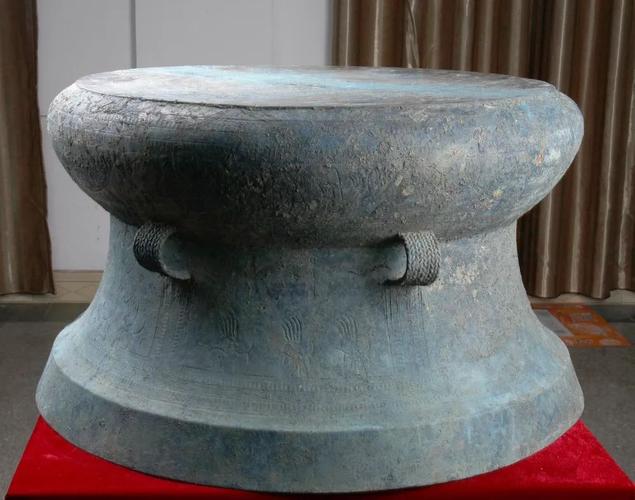 广南石寨山型阿章"竞渡鼓"于1919年在黑支果阿章村发现.