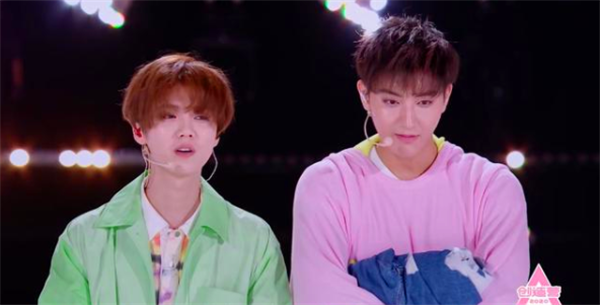 鹿晗黄子韬合作新歌同台共舞魅力四射耀眼全场惹台下粉丝惊叫