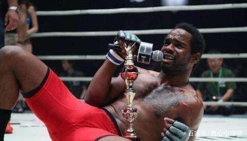 这位美国黑人拳击手来到中国捞金,扬言想睡到中国女孩