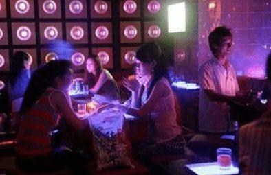 不顾家人反对娶酒吧女她暴打大哥一顿后全家都接受她