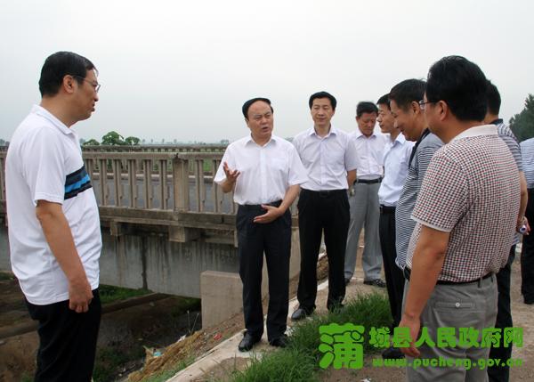 一行6人深入蒲城县龙池镇等地实地检查指导防汛工作,县委书记陈振江