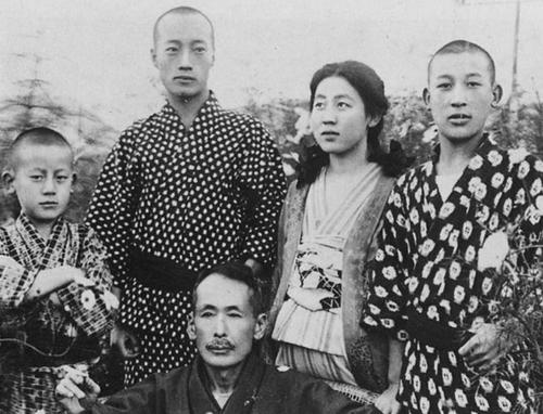川岛芳子和养父川岛浪速一家.