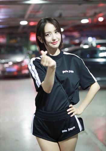 佟丽娅越穿越豪放, 穿超短裤都到大腿根部了, 网友: 美呆了!