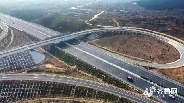 为双线六车道,两端分别连接京沪高速公路蒙阴西收费站和g205国道