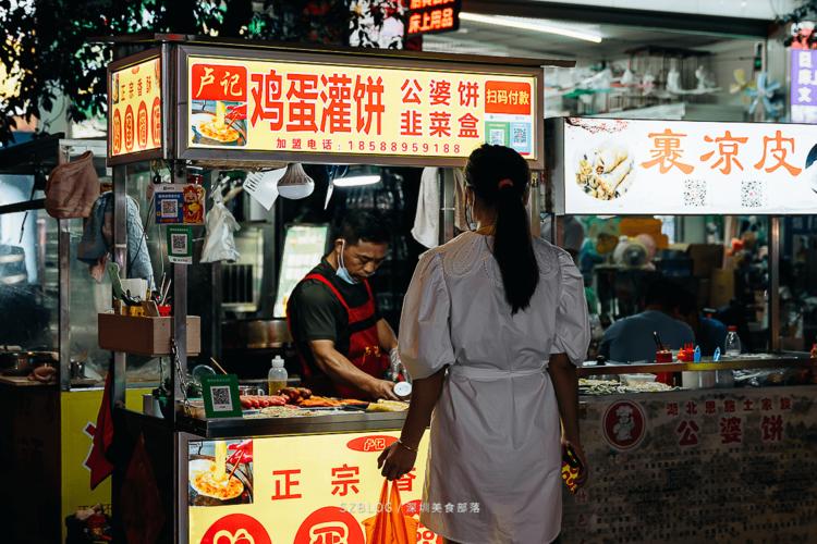 卢师傅是河南信阳人,鸡蛋灌饼他从小吃到大,在深圳却很少见.