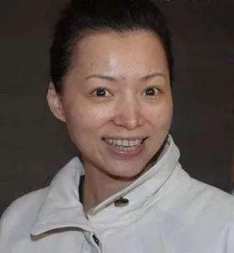 46岁董卿素颜照曝光,腰细腿直气质太好,超短发有点显老